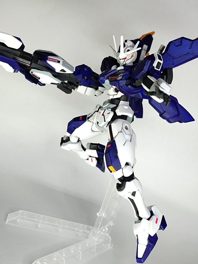 【ガンビットライフル装備】初登場時に度肝を抜かれた高出力形態。側面にラピテープを貼った程度で、全体はミッドナイトブルー仕上げ。