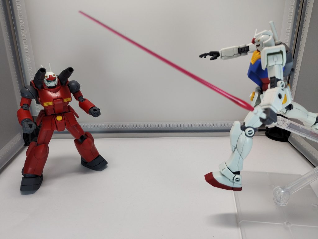 距離を取って再度キャノン砲で攻撃、だが相手もビームサーベルで反撃してきたぞ！少しお遊びが入りました、すいません(gundam-kao5)