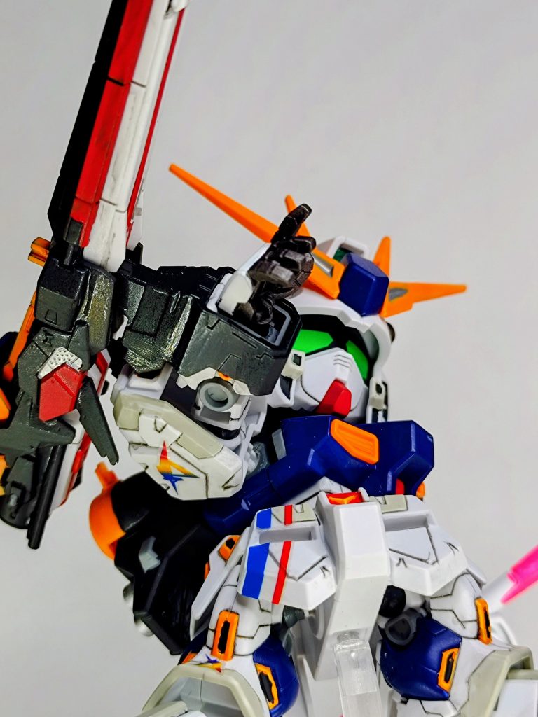 【ロングレンジフィンファンネル】せっかくなのでパケ絵風に構えてみました。専用パーツを付けることで腕にも装備可能ですが、ファンネルなんで飛ばしますよね(笑)