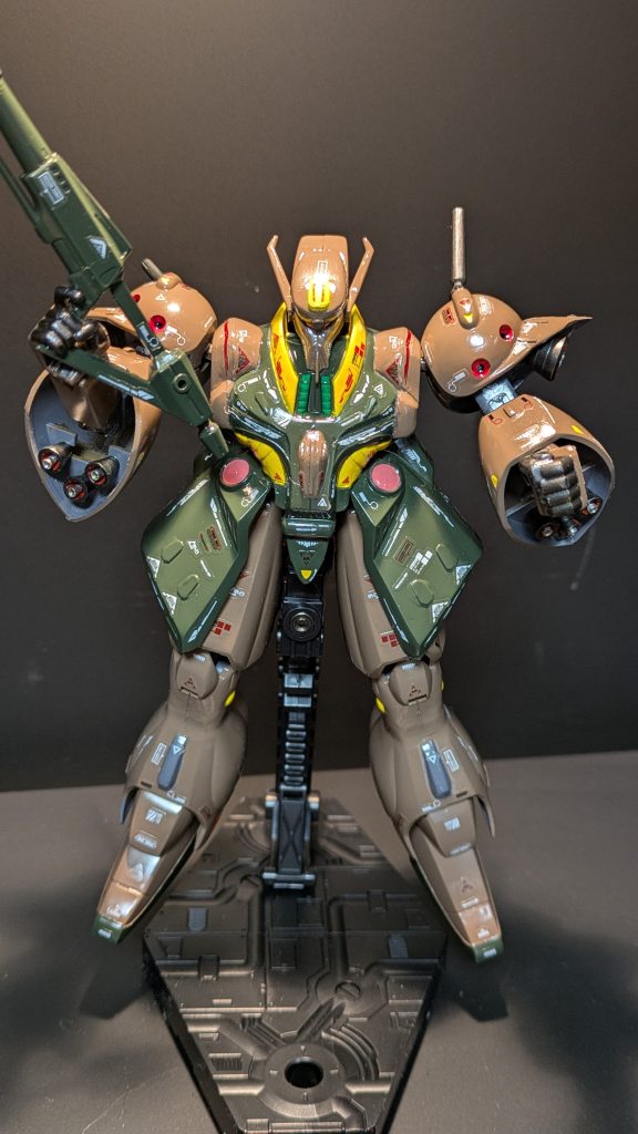 胴長寸胴だったのでスカートの大型化と取り付け位置の変更もしてます。バランスを取るためにアバラと肩部の大型化もしてます。               今のキットと違い情報量が少ないので、100均に売ってるシールをこれでもか!とペタペタ貼ってみました