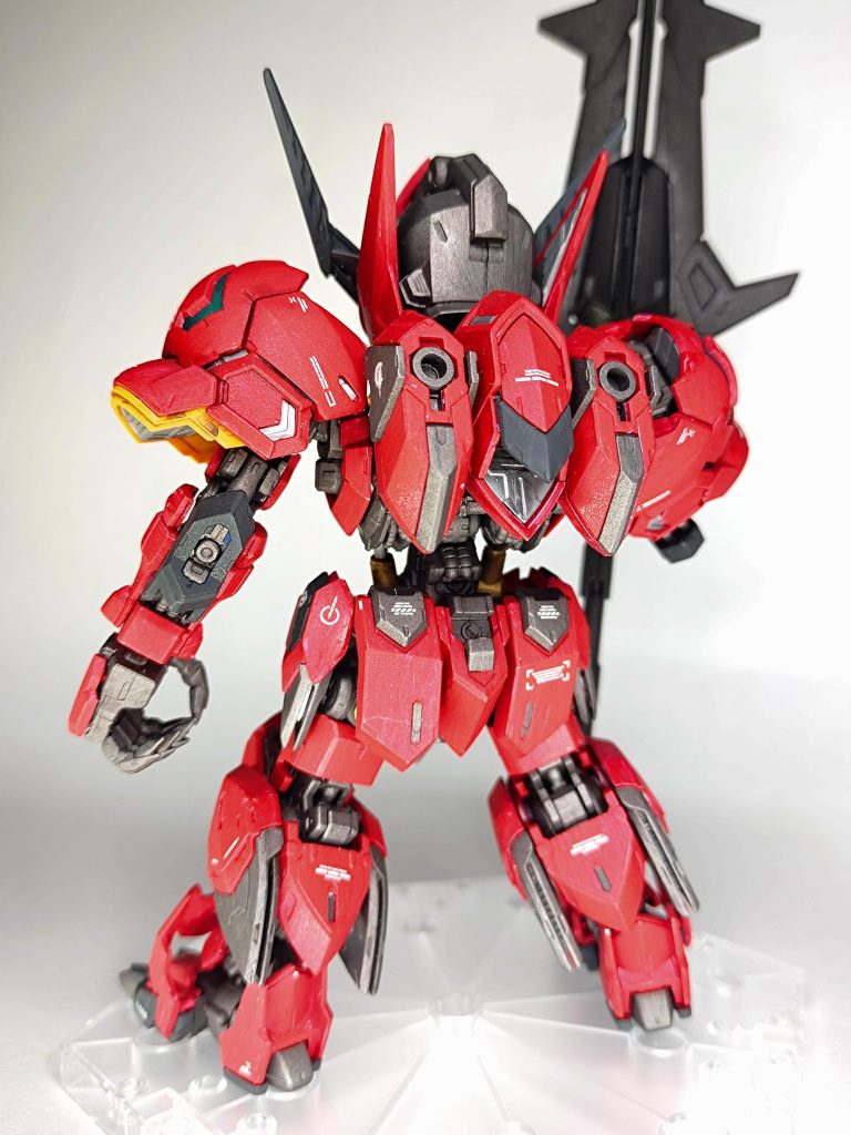 元パーツの装甲の隙間から見えるシルバーパーツはそのままにして情報量増やしてます。