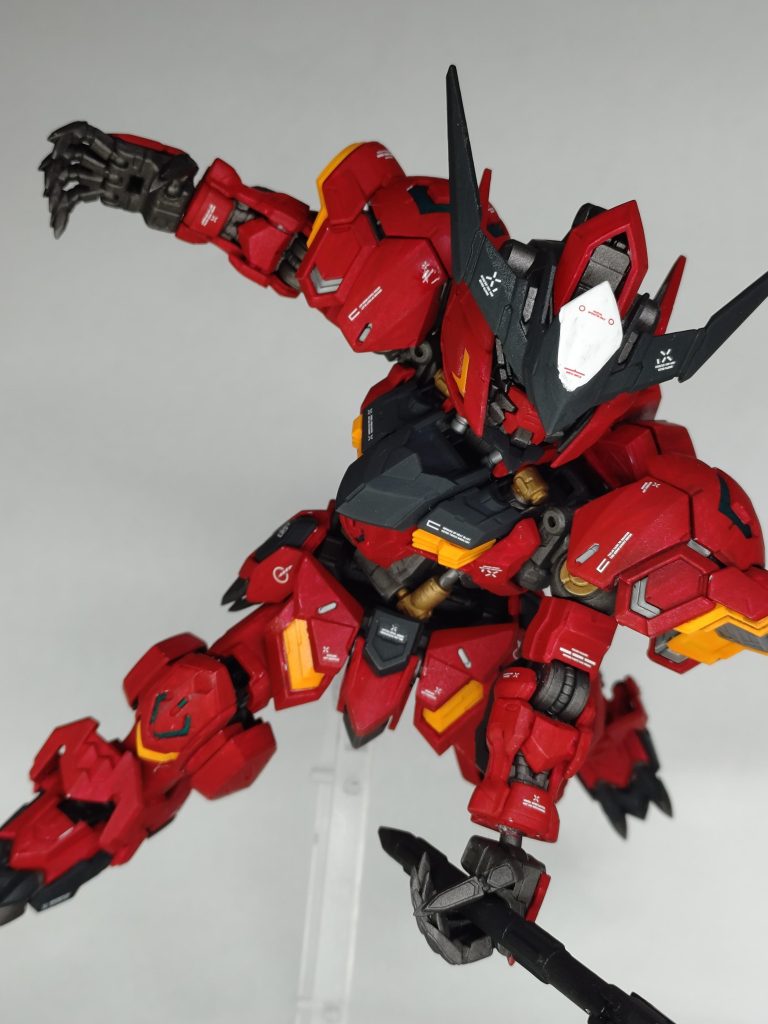 本体はメタルブラック。シルバーでチッピングを入れようかと思いましたが、本体と合わせて汚しはなしにしました。ポイントでゴールド入れてます。