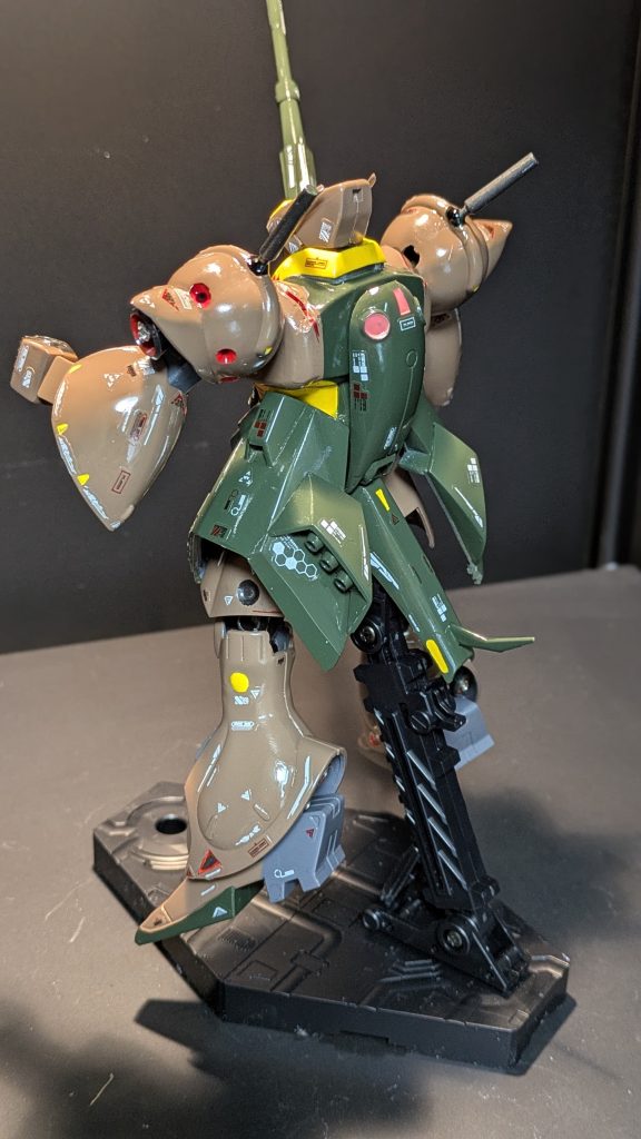 後ろは控え目。関節は塗装の為に後ハメ加工してるのでほぼ動かせないです〜         大腿部は太くしてスネは延長してます      少しはプロポーション良くなったかな?