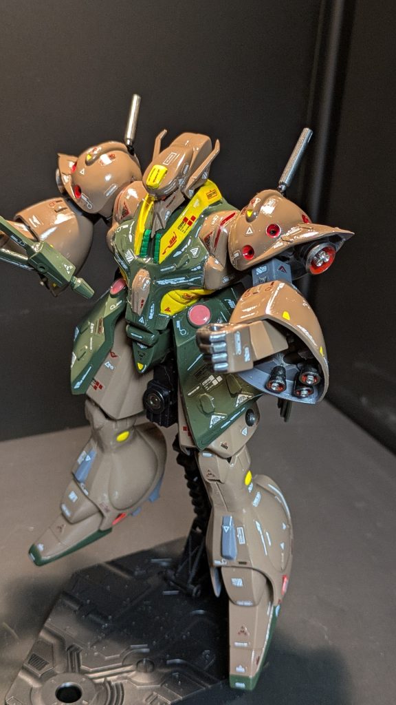 腕も全体的に長すぎで細すぎなので短くしてアーマーは大型化してます。バーニア内部には金属パーツも使ってます