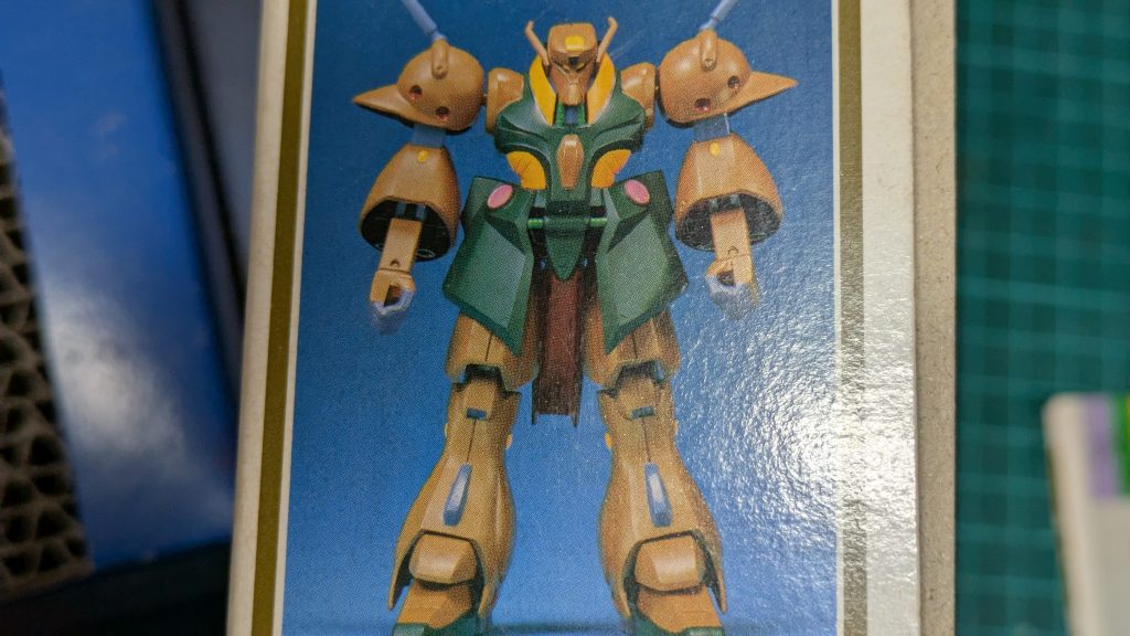 素組の写真を撮り忘れたので、箱横の写真です 箱絵はカッコいいのにだいぶちがう…ここからプロポーション改修です