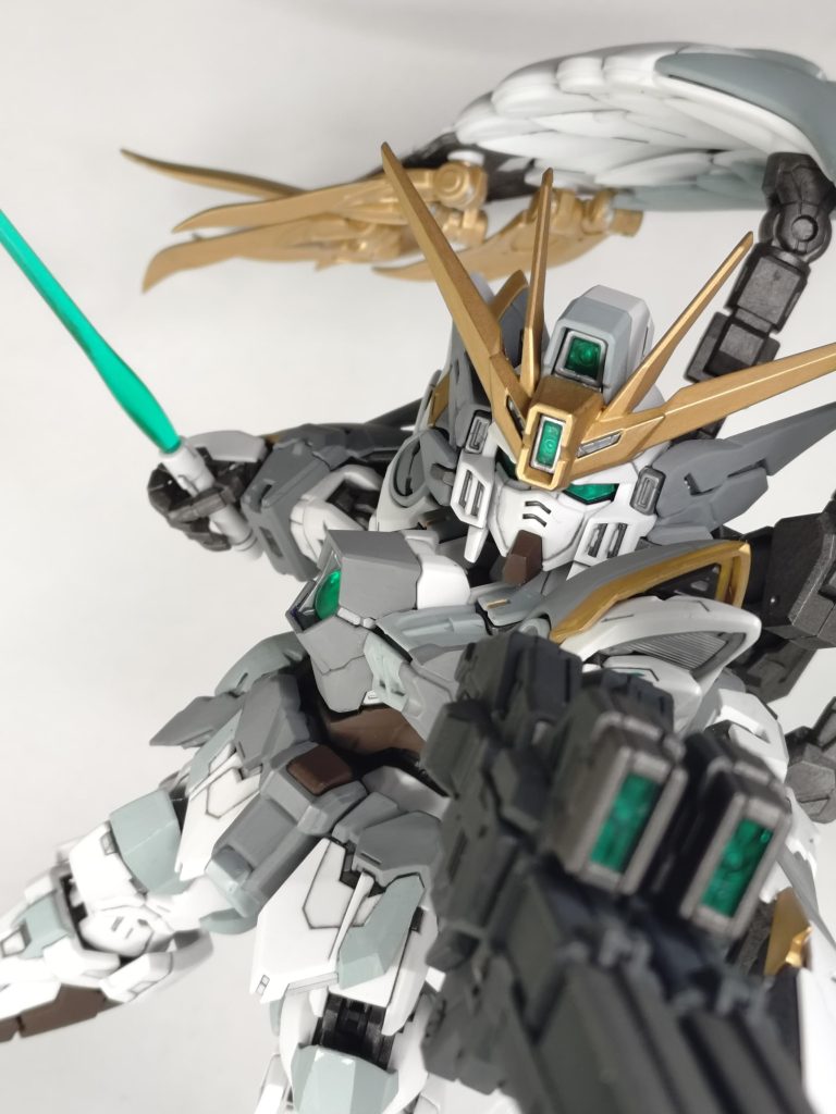 右手に比べて左手の保持力が弱くポージングに苦労しました…ファイナルシューティングも右手だけ構えて「左手は添えるだけ」になっています。