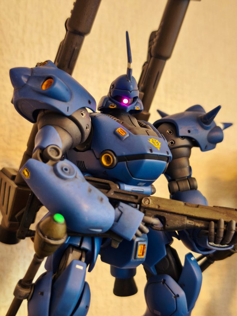 モノアイもLEDを仕込んで光るように。若干位置がセンターからズレましたが気にせずに。