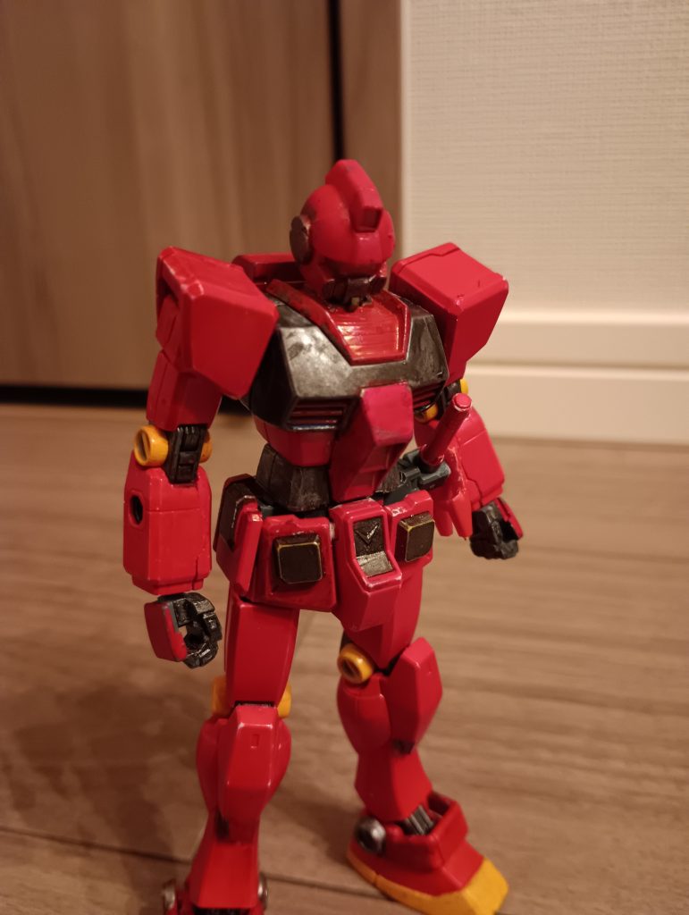 武装は、ビームサーベル一本、ビームライフル一丁、シールド1枚、バズーカ一つと、バックパックを変えれば、ビーム砲があります。