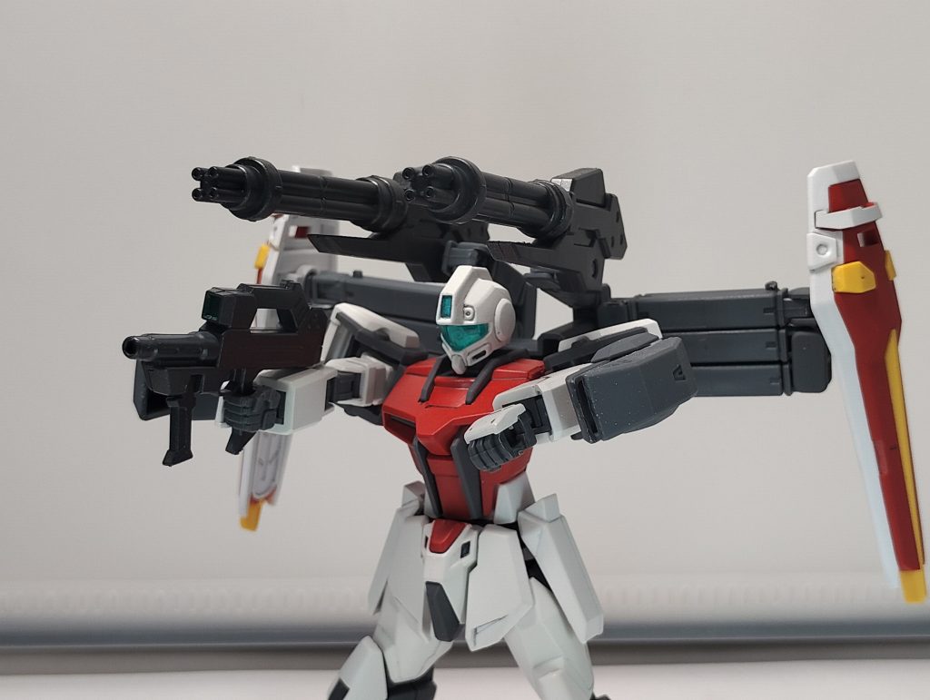 腕のガトリングが見えにくいですけど、ガトリング砲４門による攻撃