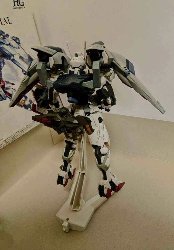 背面ファラクトのバックパックに丸ごと交換。ストライクガンダムのような装着による見た目の変化が狙えます。