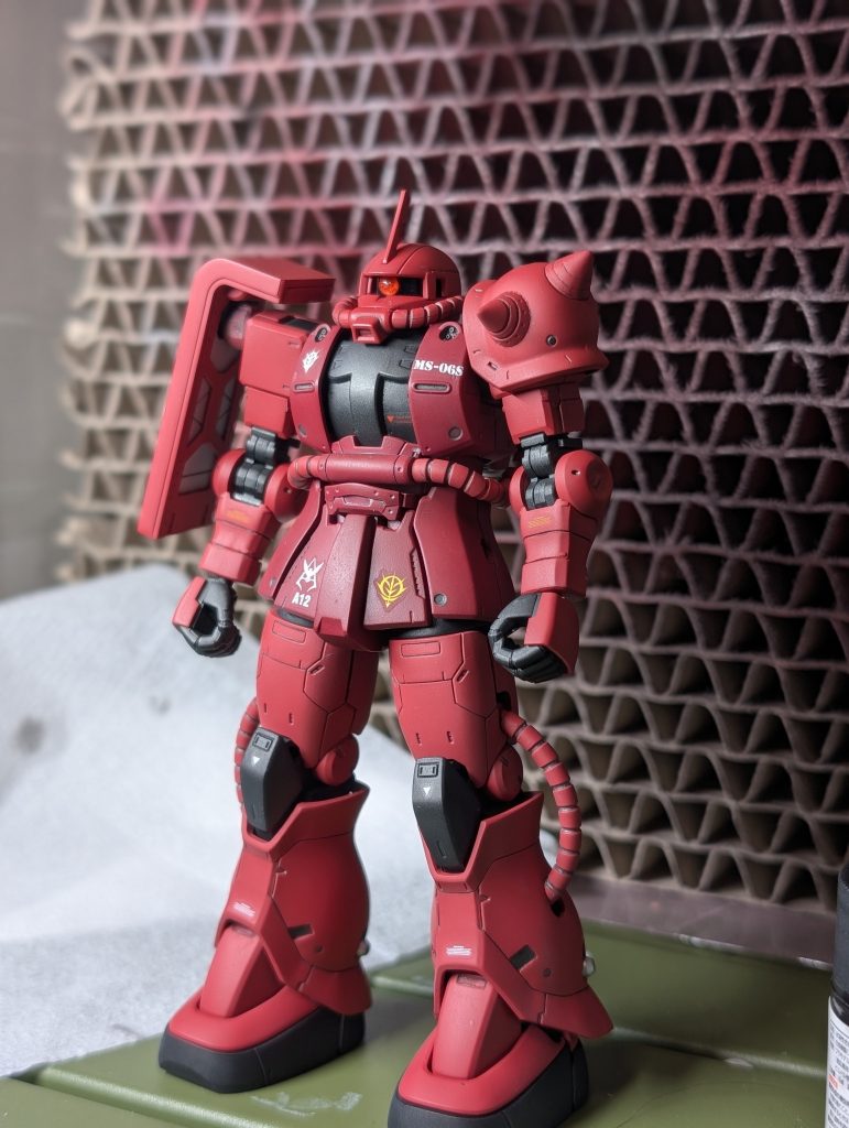 塗装自体はこれまでにスプレー缶で2回ほど製作しましたが、今回は『合わせ目消し』『後ハメ加工』『モノアイ加工』といった初の試みを行ってみました。合わせ目を消しの際、Rがかかった部分の表面処理が難しすぎてキット自体が駄目になることを恐れて結局妥協してしまいました...近くで見るとちょっと凹んでたりする部分があります。スパイクを尖らせるのも難しく、結局丸っこいスパイクかつモールドも消えてしまいました....モノアイはレールをMGガンダム用のポリキャップを使ったものに変更し、Hアイズを使いました。