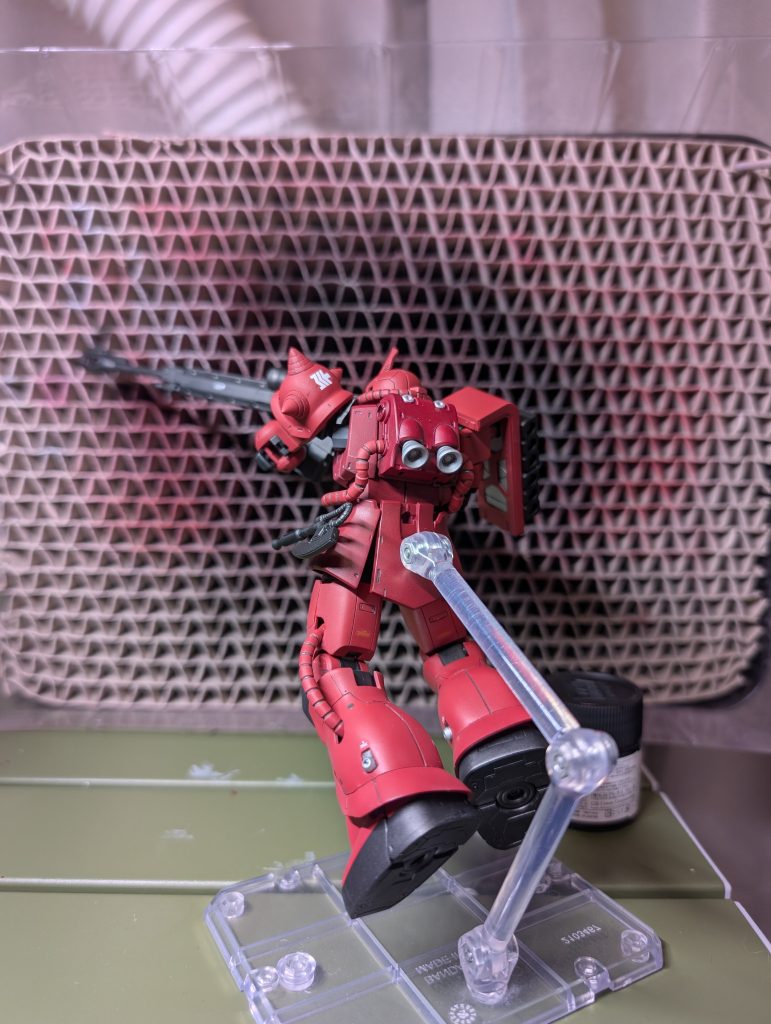 スネの小さなバーニアは、表面処理が下手すぎてモールドが変に潰れてしまったので、思い切ってピンバイスで穴を開け、市販のノズルを塗装して差し込んでみました。潰れたモールドよりは良くなったと感じます。結果オーライです。 