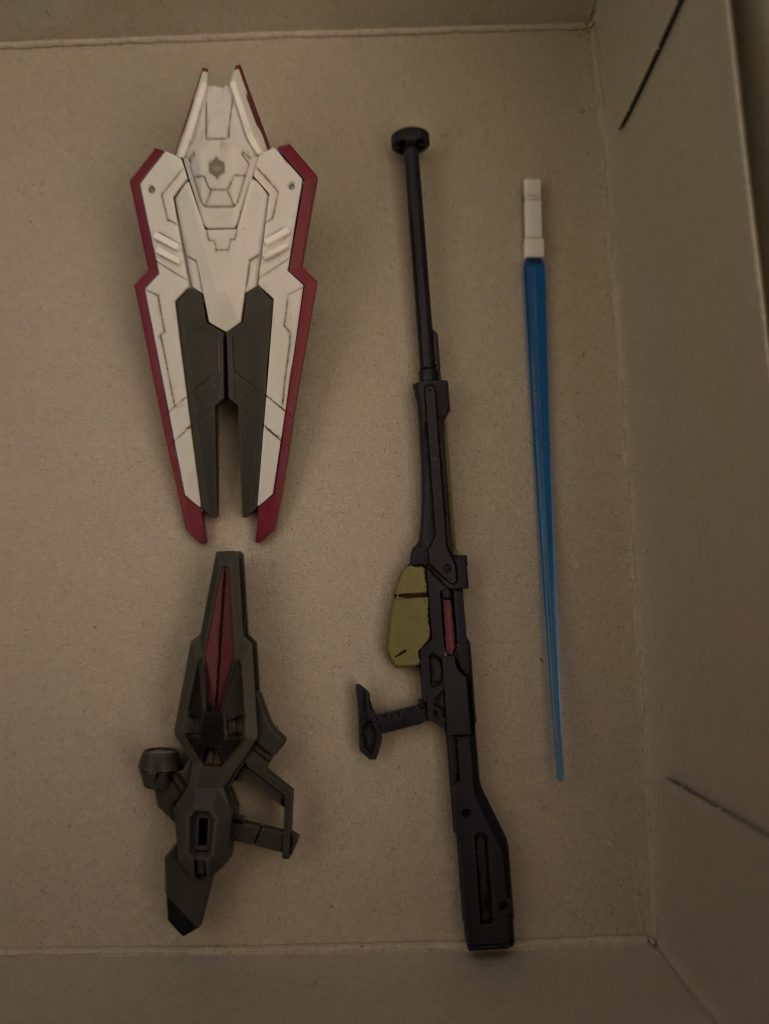 右からビームサーベル・ビームアルケビュース・エスカッシャン・ビームライフル。唯一手を加えたのがエスカッシャン。本来の大きさだと翼にあたり動きが制限されてしまうので小型化。面積は小さくなりましたが機動性を高めました。ちなみにビームサーベルはエスカッシャン内部にあるという設定です。