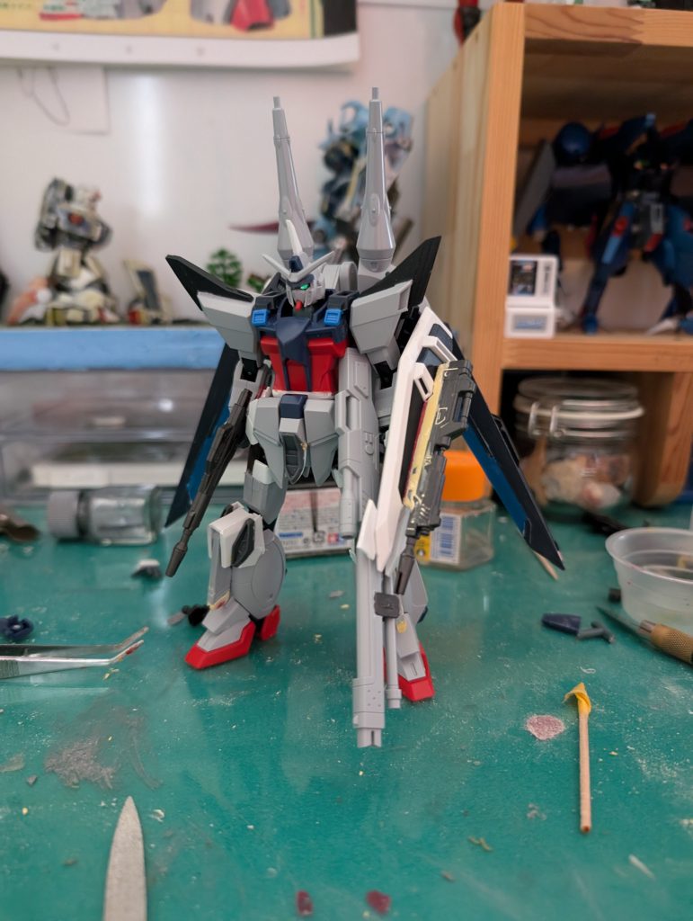 ベースはHGレジェンドガンダムで、盾はHGフリーダム、膝はライフリのレールガンの後ろ半分+α、サイドアーマーはMGバルバトス、盾部ドラグーンはデスティニーのライフル、サブのライフルはビルドストライク、肩部スラスターはパーフェクトストライクフリーダム、バックパックの羽根はライフリです。股関節はヴィダールから盗んできました。