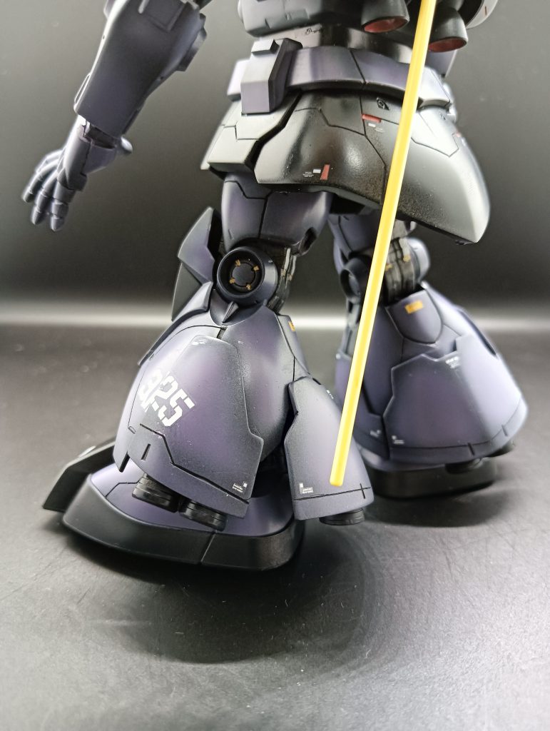 脚部をアップで。合わせ目消し後、パーツを分割して、裏をプラ板で調整し、角度をつけて接着してます、初めての加工作業だったので、大変でした。