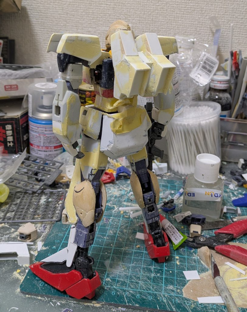 肩、バックパック、アーマー類はプラ板とパテで造りましたので左右対称に四苦八苦しました