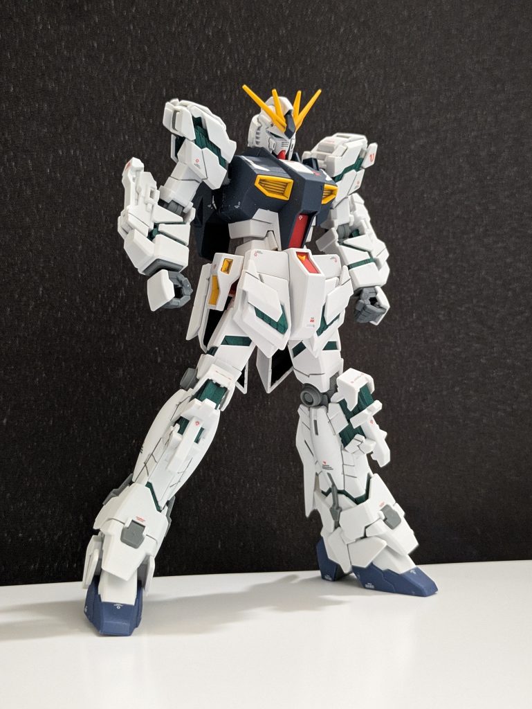 腕の稼働があまりできないので、鑑賞用として割り切って作成！成形色仕上げで、たった2日で仕上げることができました(gundam-kao6)アクシズ消滅できそう…（ﾎﾞｿｯ