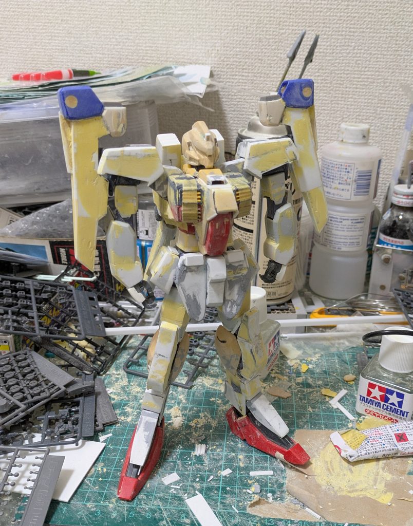 肩のバインダーはウェーブさんの長方形角パイプを芯にプラ板とパテ、青いトコロはジャンク品のザクキャノンの太ももをベースにしております。