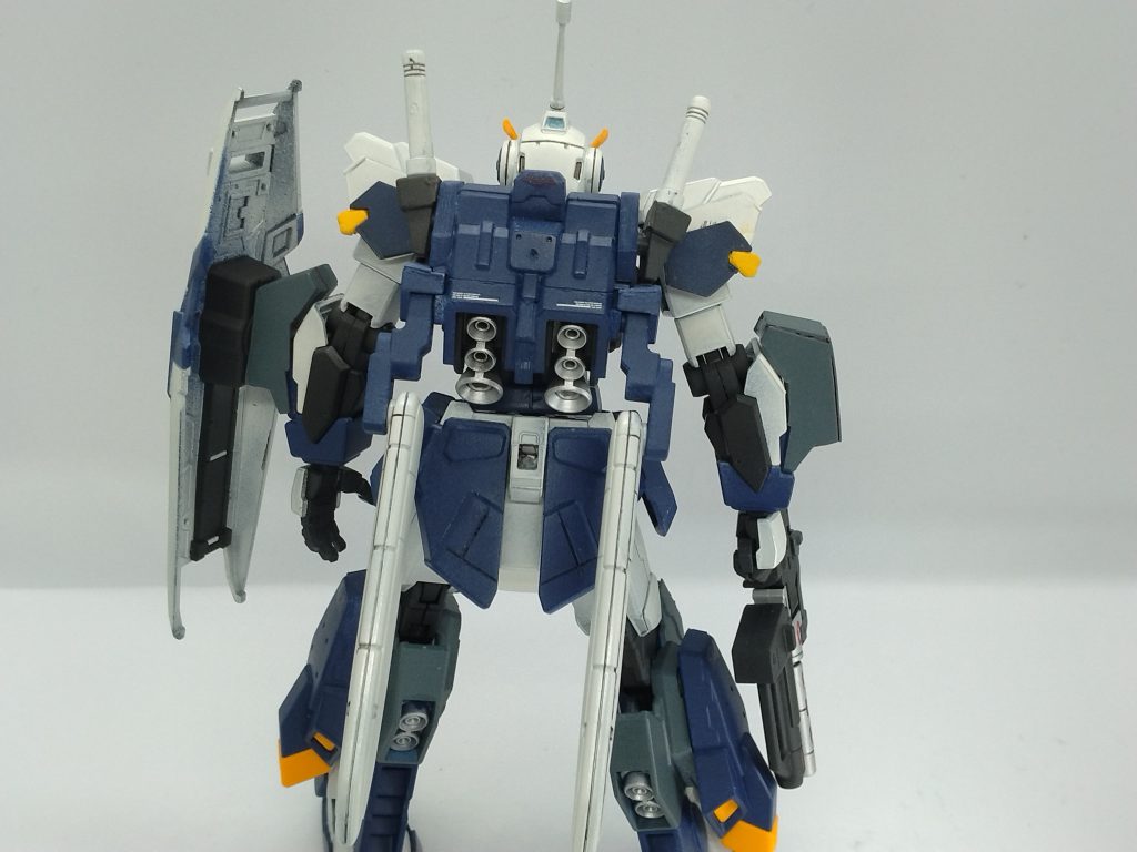 背面ビームサーベルラックをつけるためプラバンで調整。腰からより肩から抜くビームサーベルが好き