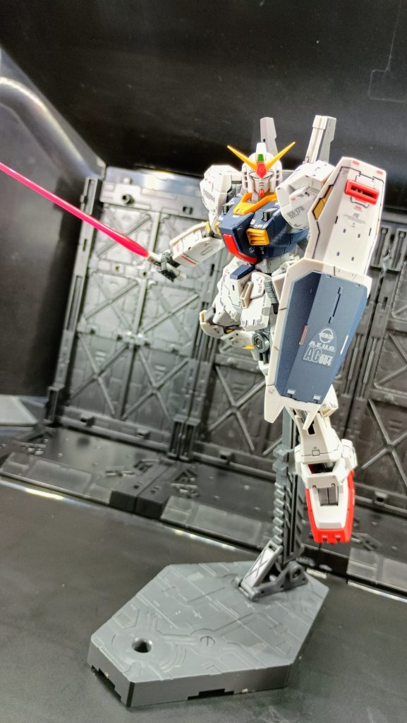 腰回りの可動範囲が欠点😑ビームサーベル長すぎ、MGのかな？