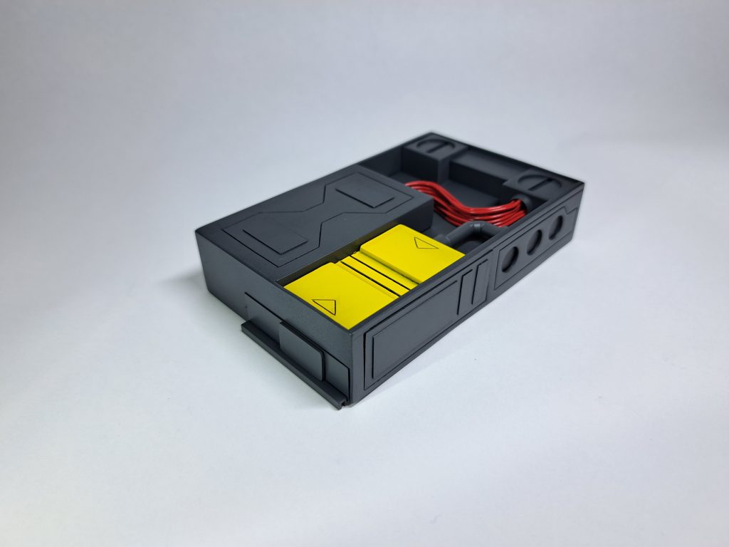 ハブ本体を取り外し、カバーを全て取り付ければテムレイの回路単体としても遊べます。さすがに両手で地面に叩きつけられるとバラバラになりますが…