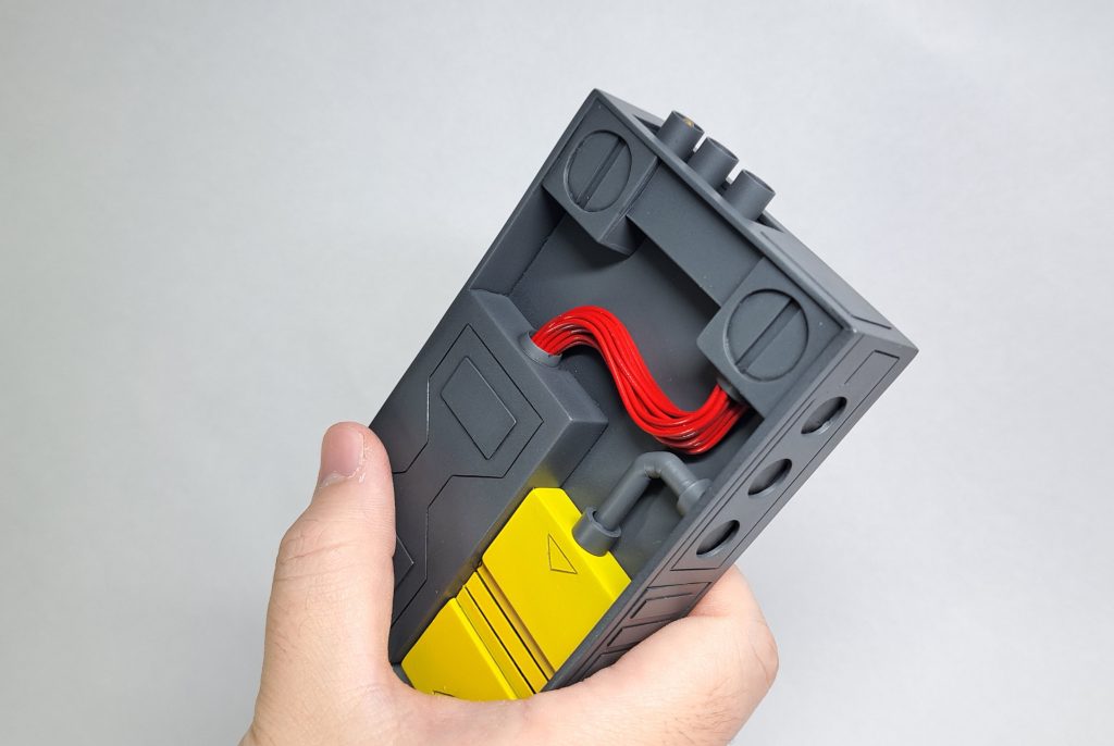 「コイツをパソコンのUSBポートに取り付けろ。一番くじの賞品を参考に製作した。すごいぞぉ、パソコンのUSBポート数は数倍に跳ね上がる。もっていけ!そしてすぐ取り付けて試すんだ!」