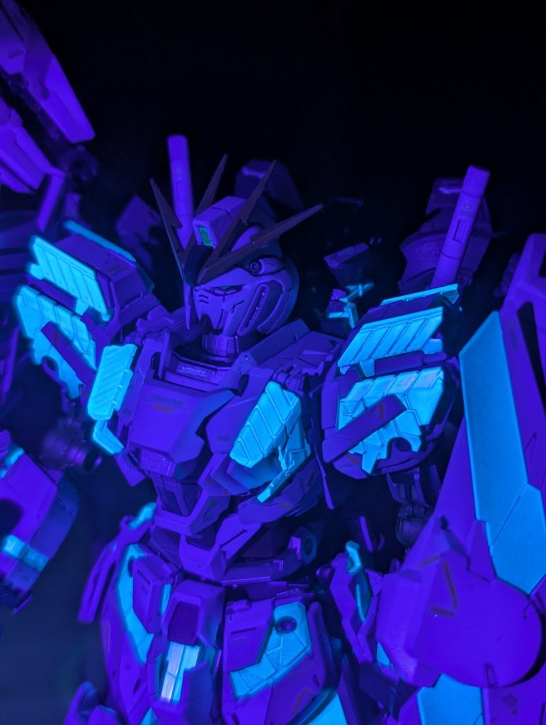 ブラックライトで光ります！