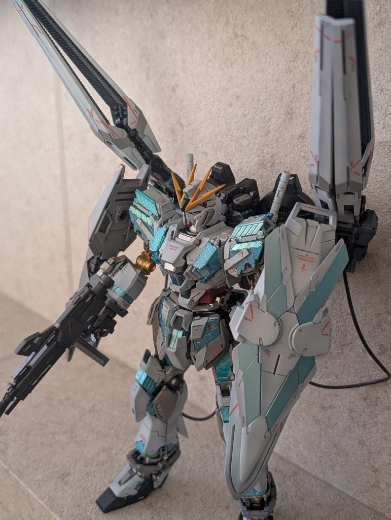 白い外装はグラデーションぽく。他はソリッドに塗装しています。