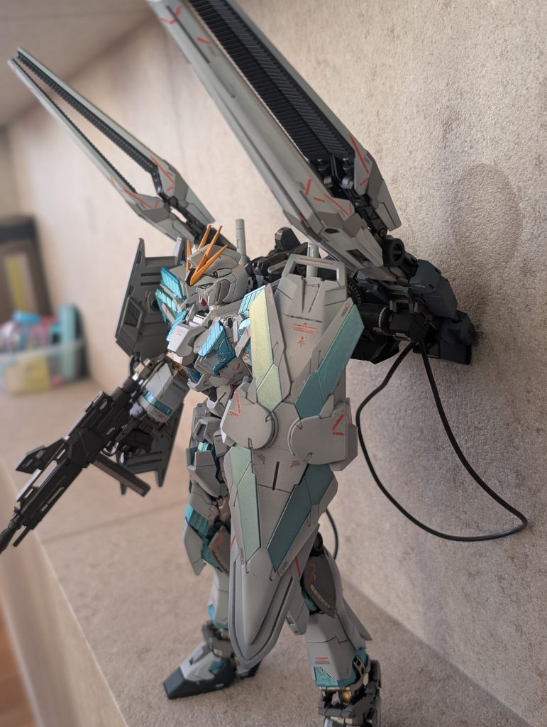 側面から。サイコフレームはターコイズブルーイエローに、薄めた蛍光ブルーを重ねています。