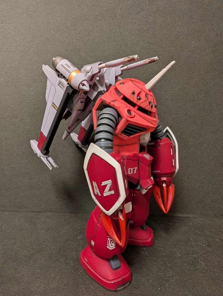 右腕シールドのAZはATHRUN ZALAの頭文字。スジ彫り苦手なので、広い面はデカールで埋めるくらいしかできません😓