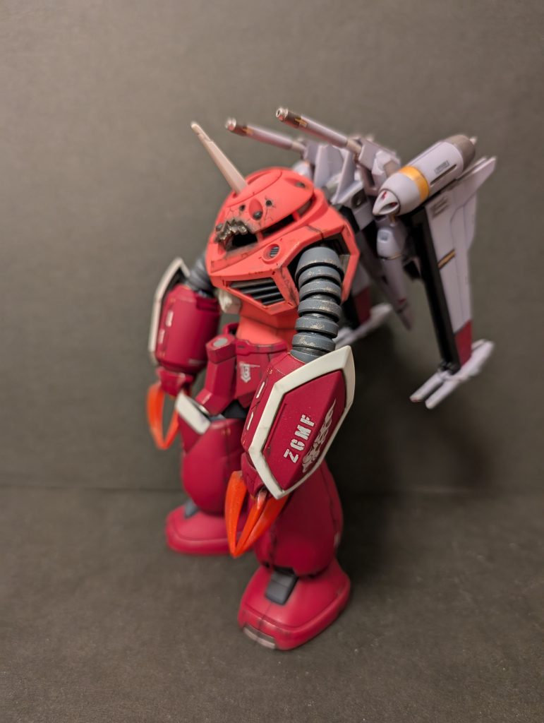 正体不明の謎の機体という設定らしいのでデカールもほどほどです。水星の魔女の汎用デカールで余ってたものを適当に、それと家にあった他の余りものを貼ってみました。