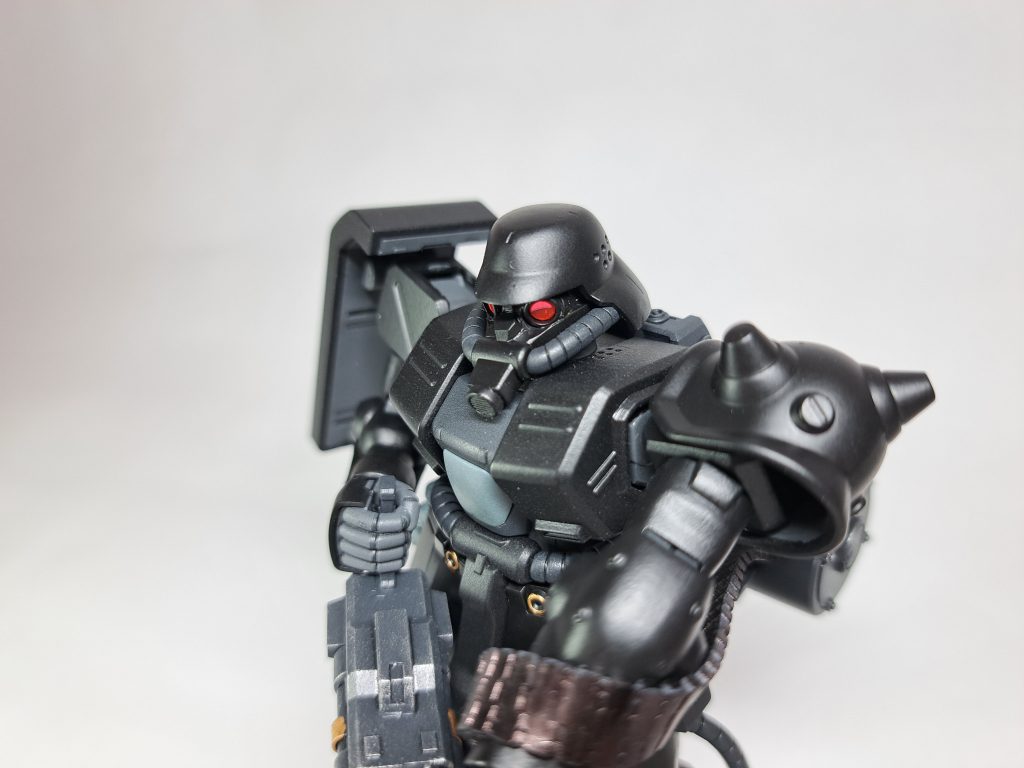 弾帯を腕の上から通すスタイルはどうしても再現したかったので、いろんなモノのレイアウトにちょっと無理がかかってます。