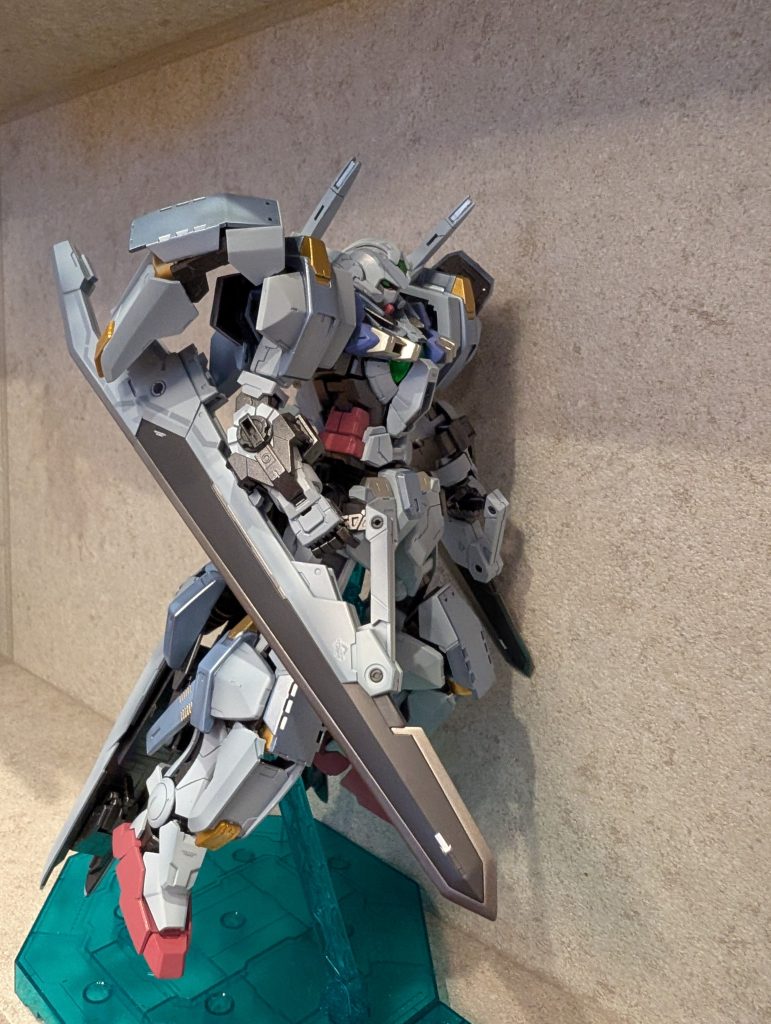 スタンドに乗せるのが大変なキットです。持てる場所が少ない…！