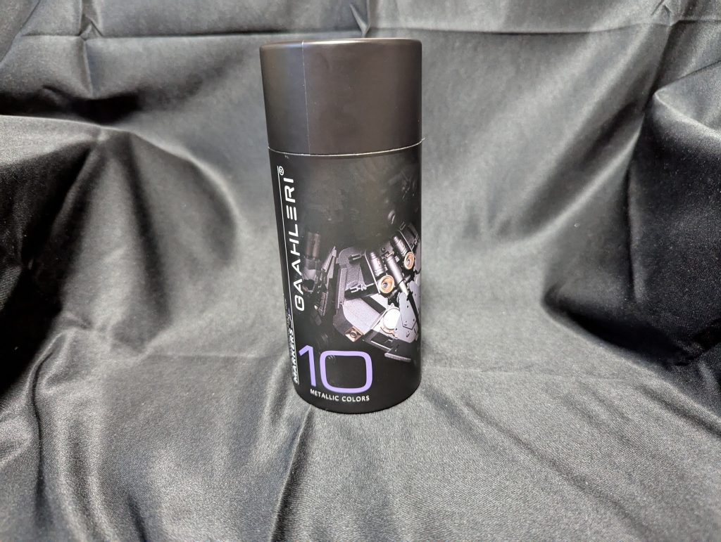 Gaahleri 水性 メタリックマーカー GM-Set Metallic Markerガンマカと違い、よく振って(30、40回くらい)撹拌させる必要あり。また使っていくうちに筆先に塗料溜まりができるのでシンナーなどでメンテする必要が出てくる繊細なところがあります。