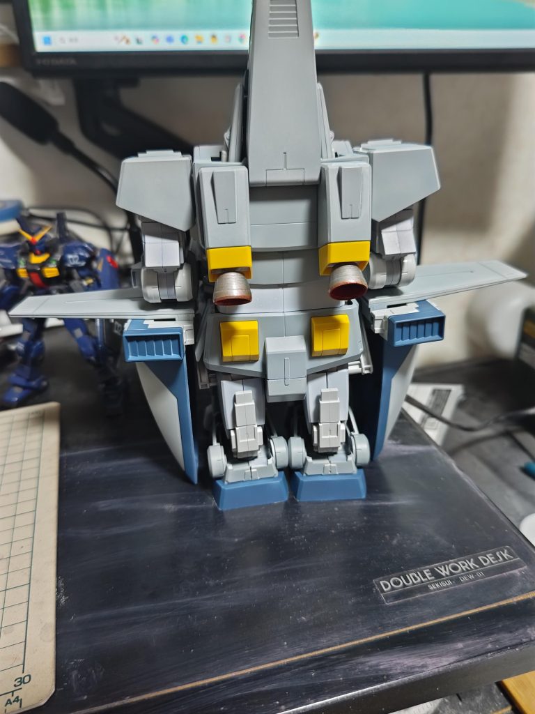 なんとなく物悲しげな背面ショット(*´･ω･)会わせ目消しはもう諦めてます(涙)これだけ塗装するのに、下地用の白サフ1缶、クレオスの明灰白色２瓶を消費しました( T∀T)塗装の苦労はえげつなかった分、完成したときの満足度はひとしおでしたね( ﾟ∀ﾟ)