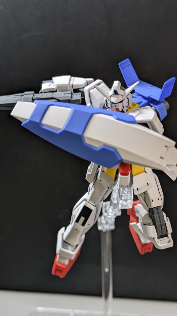 実はスミ入れがうまく中々いかず、失敗しては消しペンで消しまくっていたんですが…。「なんと右肩のパーツがボロッと崩れました💔」接着剤でなんとか直したんですけど、消しペン使い過ぎも良くないのか…。また一つ教訓です。