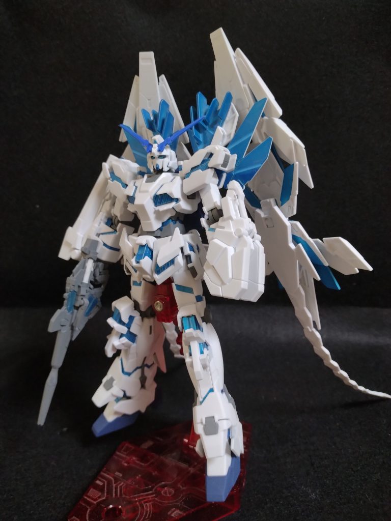 塗装はサイコフレーム、アンテナ、武器類、グレー部です。トップコートはつや消しにしました。