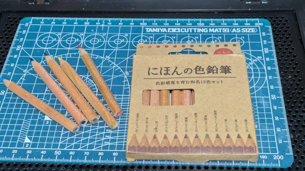 今回使用した色鉛筆です。なかなかに渋いカラーラインナップです。なお、使った色は赤=紅色青=露草色と瑠璃色黄色=金茶色です。金茶色なんて初めて聞いた気がします。
