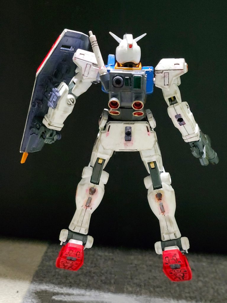 所々にウェザリングを施し、ガンダムヘッドもちゃんと片側のみイエローに塗装しました。