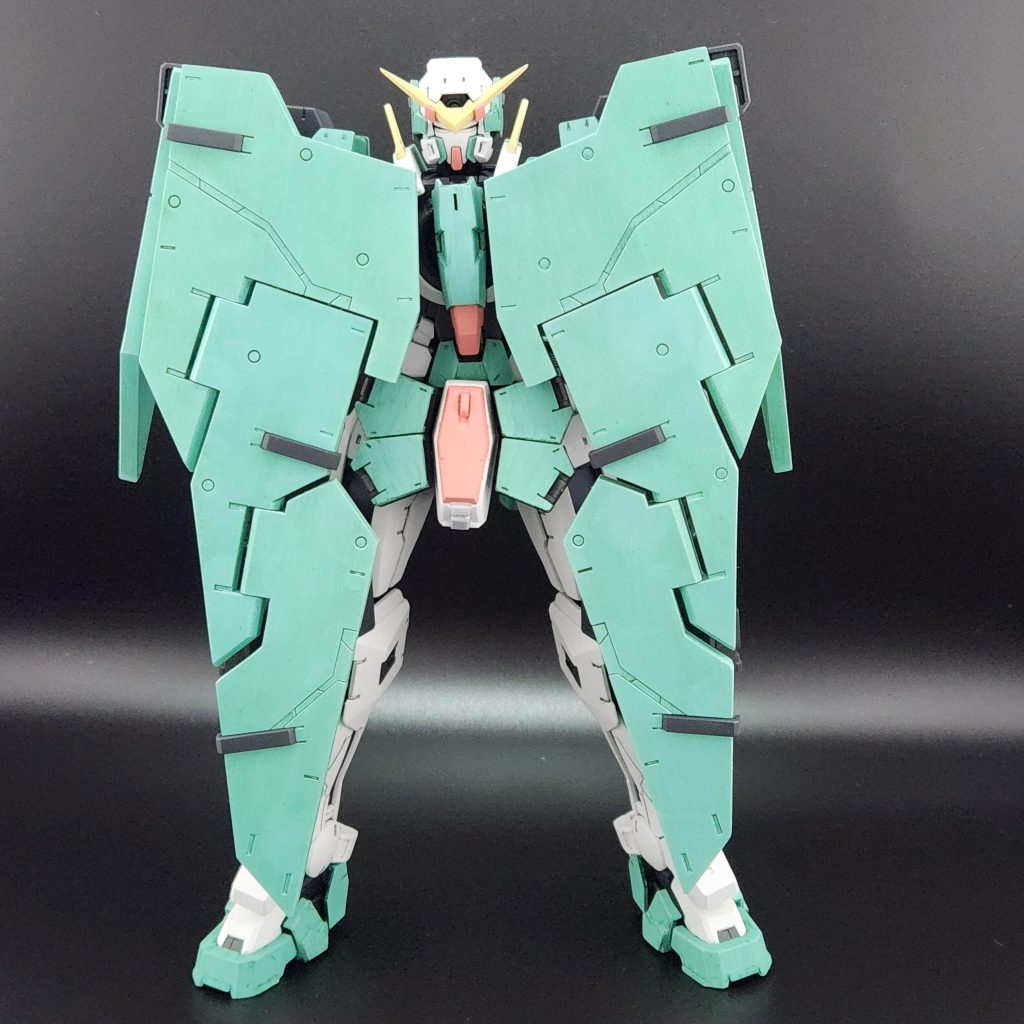 今回はスジボリは軽くにとどめて、MGのディテールを引き立たせるかんじにしてみました！あとはプラバンによるあしのソール部分のディテールアップやチップの張り付け等を行ってます。