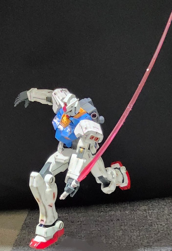 漫画のポーズを参照しました。肩バーニアは、キット付属の物にランナーの板部分を良い感じに切り接着しました。