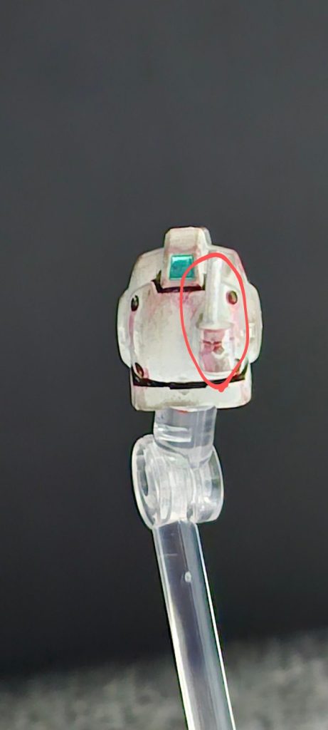 ジムヘッドのアンテナは、ビームサーベルの持ち手部分を切断し、ランナーを細く伸ばしたものを差し込みました。