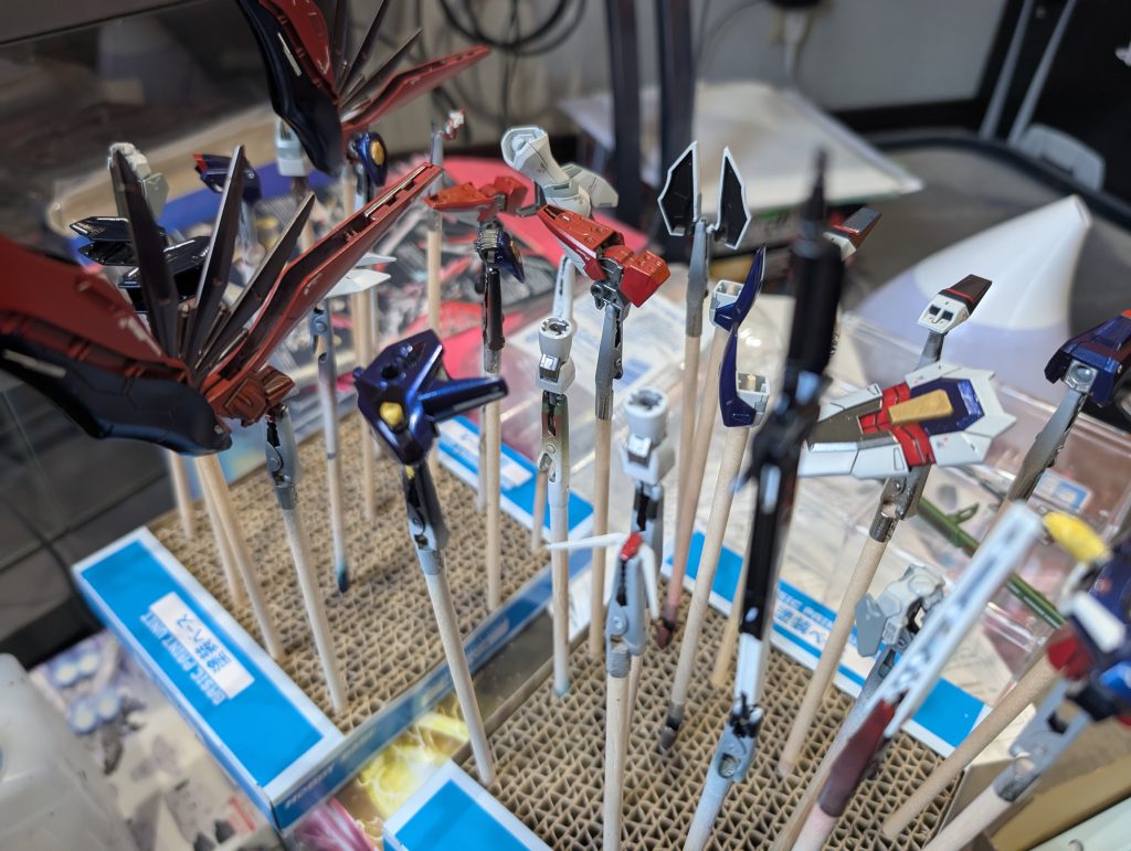 デカールはRGのサザビーとハイニューのリアルデカールとハイキューさん等から、スミ入れしてクリアーのトップコートを吹きデカール保護を。