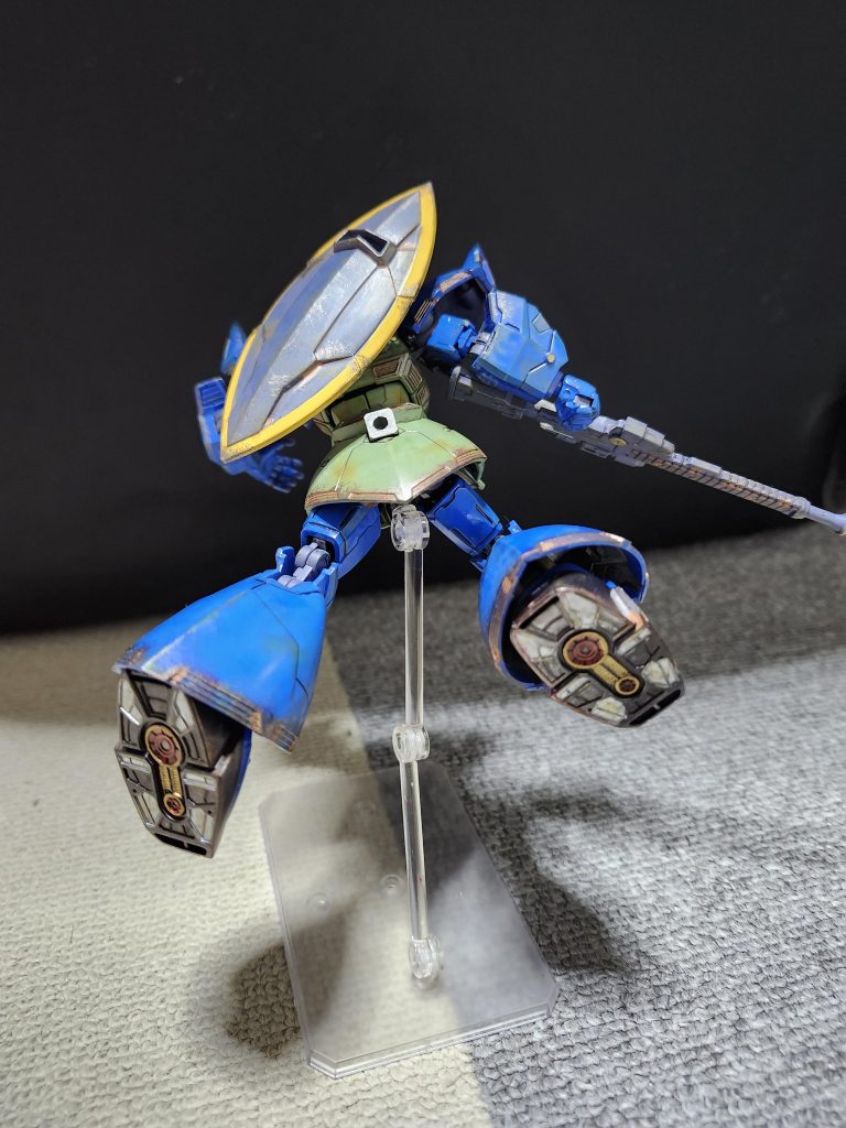 外装パーツは、気になる所のみあわせ目消しを行いました。全体的に塗装をし、足裏なマスキング無しで色分けしました。ウェザリング、チッピングを行いました。