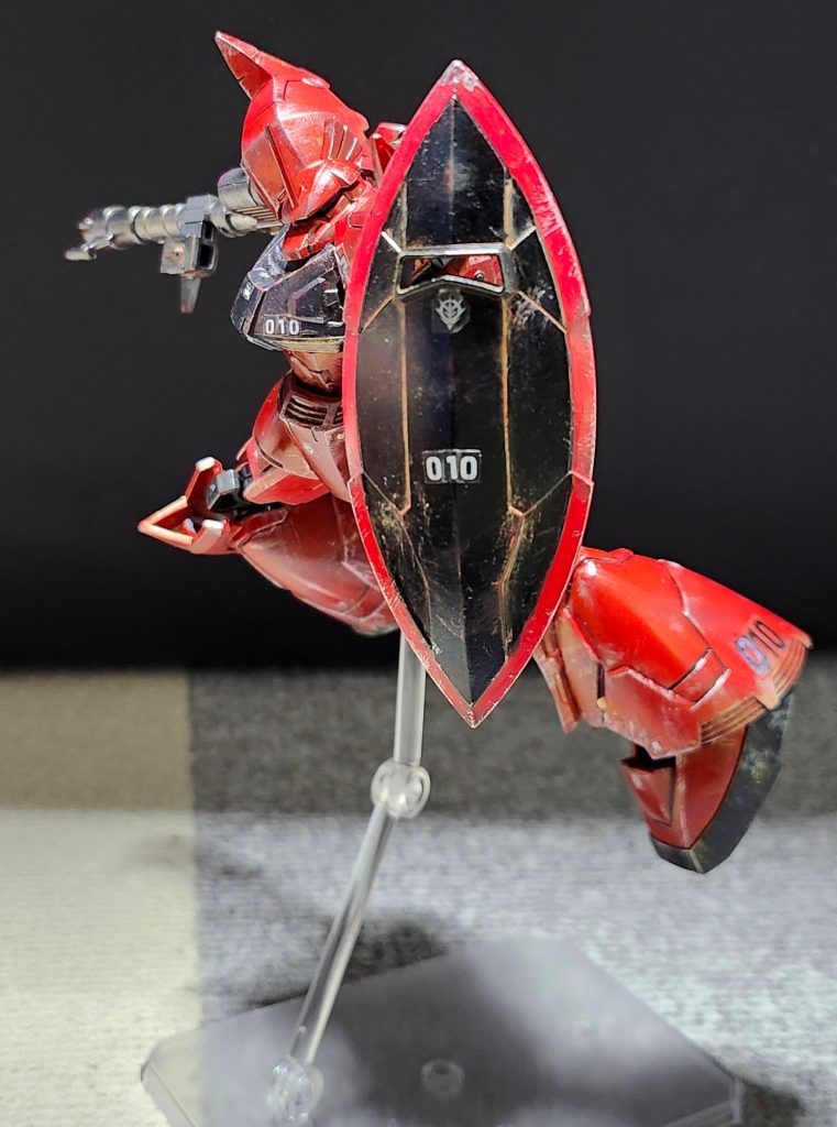 前回同様、外装パーツは気になる所のみ、あわせ目消しを行いました。バックパックは肉抜き穴を埋めました。今回もウェザリング、チッピングを行いました。全体的に、金色のマーカーペンで部分塗装を行い、ロケットランチャーのセンサー部分も塗装しました。ビームナギナタは、レッドかブラックかイエローで迷いましたが、レッドにしました。*デカールはあるものをかき集めた為、本来とは違うものですが、ご了承ください。