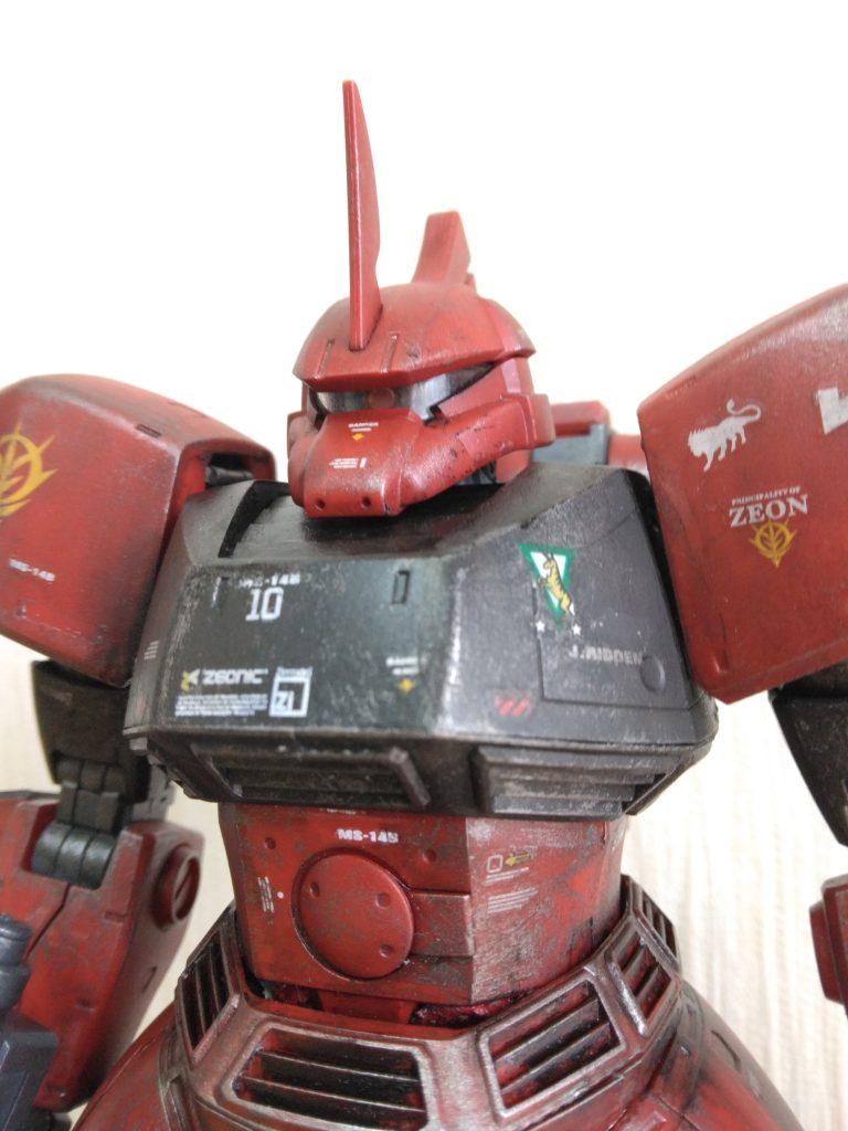 「たかが、股関節の軸がやられただけだ!」と色々とやってみましたが、うまく接合出来ずに諦めて接着しました。おかげで下半身は膝と足首程度しか動きません(泣)