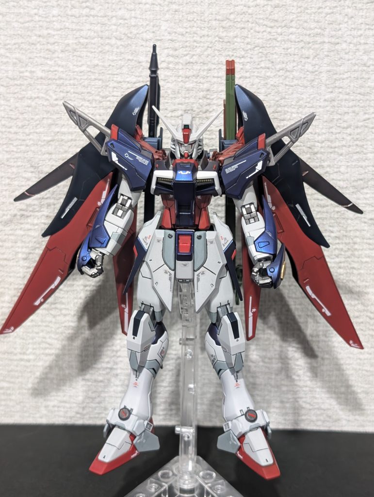 赤は何度も塗り重ね、白サフから水性赤がうまくいかず、黒サフを吹いて水性赤でも失敗しラッカー塗料でフィニッシュ最終的に深紅っぽさが出て結果オーライとしました😅ブルー系は黒サフから光沢ブラックを下地に、グレーはベースホワイトのサフを下地にしています。