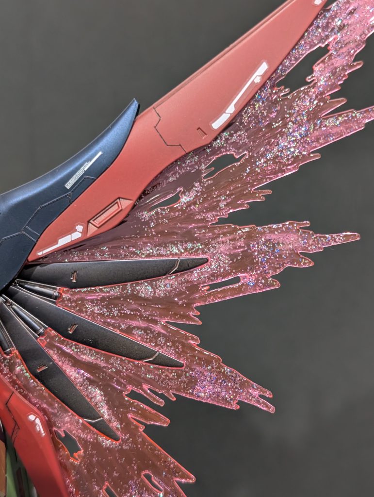 最初はホログラムのペン塗りしようと思いましたが、100均で売ってるネイル用のラメグリッターをEXクリアーに混ぜて筆塗りで内側からホワイトからレッドを混ぜ、最後にブルーのグリッターで合計3色を混ぜました。