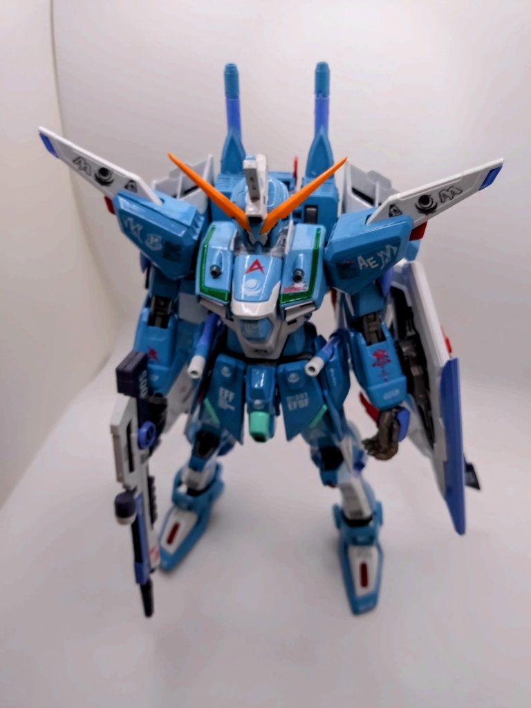 ても、デカールを貼るのと貼らないのとでは、仕上がり感が全く違うな〜って。前作のジャスティスガンダムは全くデカールを貼らなかったので、改めて感じました。