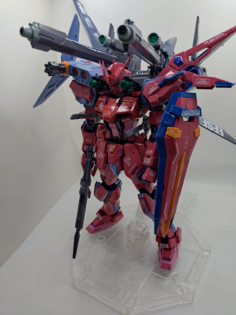 ルナマリア専用機ピンクをメインに塗装してみました。